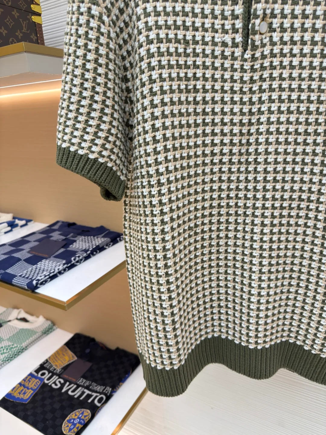 LOUIS VUITTON colorblock jacquard knitted short-sleeved polo shirt ●Item number: 1680285-B20 ●Fabric: woven fabric ●Technology: jacquard knitting ●Version: fitted version ●Weight: about 1000 grams ●Size: S-M-L-XL ●Description: It is made of YB custom-woven cotton fabric, which is naturally soft and comfortable for the upper body. It has first-class breathability, allowing the skin to breathe freely and is not prone to sweating due to hot weather; the grid lines are straight without any distortion and deformation, and YB is disassembled for accurate positioning during the weaving process; the neckline is knitted finely, stiffly and stylishly, which can be used very easily It maintains its shape well and is not easy to loosen after multiple wears; the edges of the folds are flat and naturally connected with the main body; the buttons are of high quality, warm in color, firmly embedded in the clothes, and open and close smoothly; the ribbed cuffs and hem have just the right amount of elasticity to be comfortable to wear, and the overall design and practicality are both there. The overall wiring is straight and delicate, the fabric is comfortable and soft, and the color is consistent without color difference. It can be matched with the same style to create a fashionable look and control various occasions. Customized accessories, complete with three standards, same style for men and women!